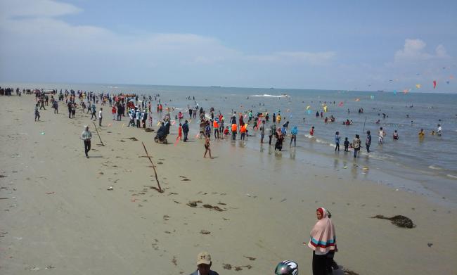 Dihadiri Plt Gubernur Riau, Ritual Mandi Safar Di Pantai Tanjung Lapin Meriah